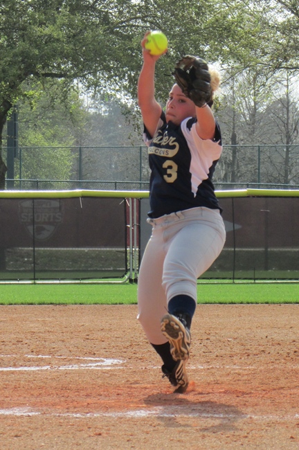 Softball Sweeps Pine Manor 16-1, 12-0